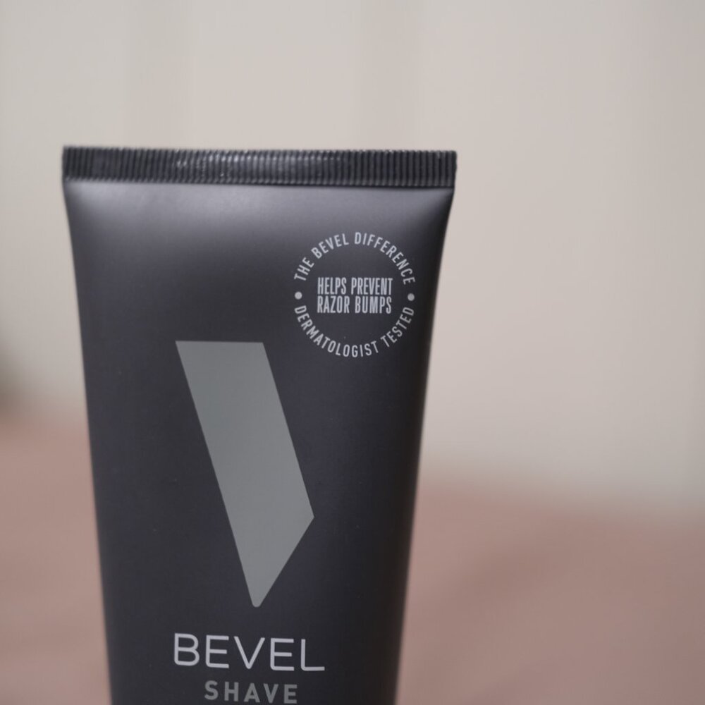 Bevel Shave Safety Razor + Shave Cream with Aloe Vera Set | 1 Razor, 10 Blades - Picture 8 of 9